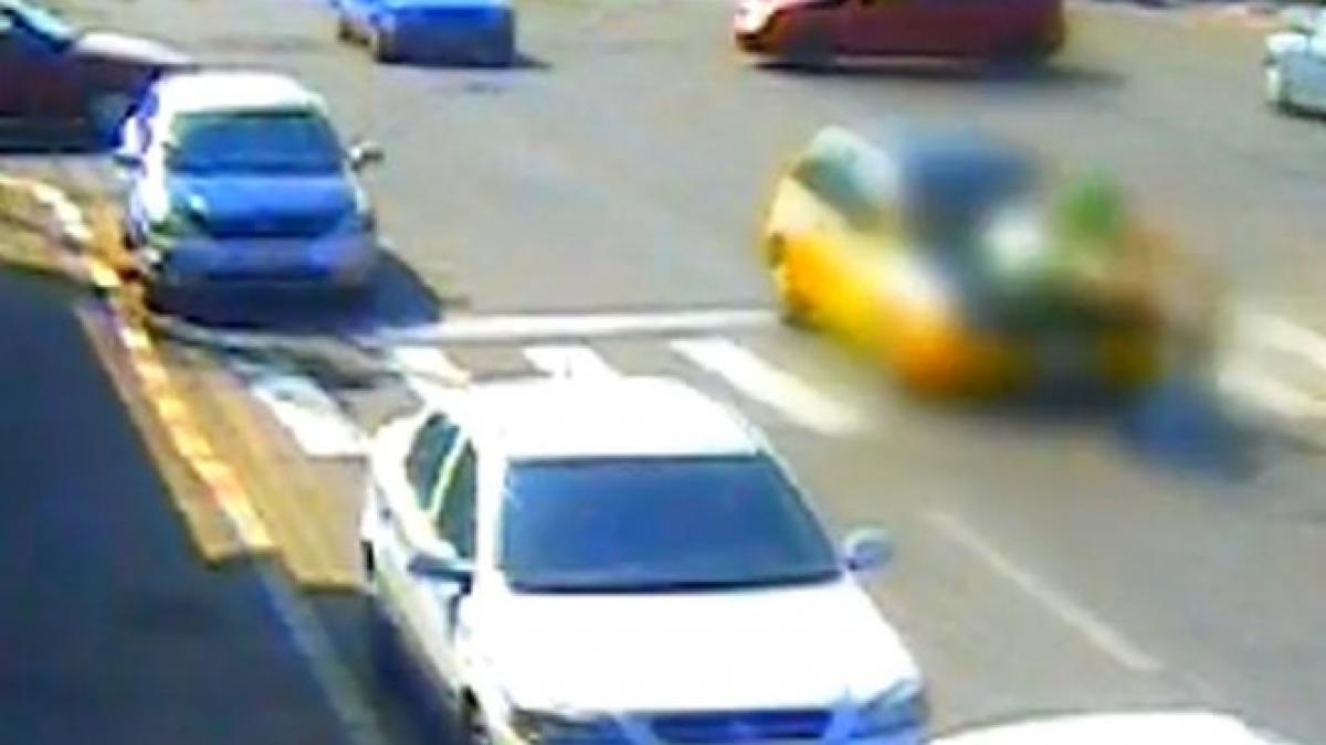 imagini socante o femeie si un barbat loviti de masina pe trecerea de pietoni