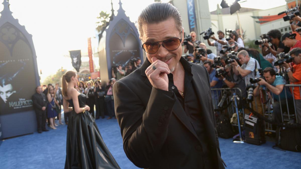 incident penibil pe covorul rosu brad pitt si a luat un pumn in fata de la un barbat