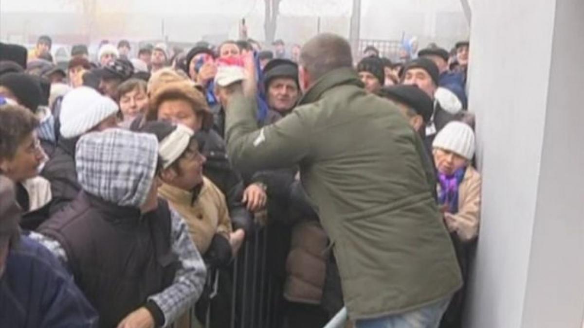 la coada pentru mancare sute de galateni s au inghesuit sa ia pachete de la biserica
