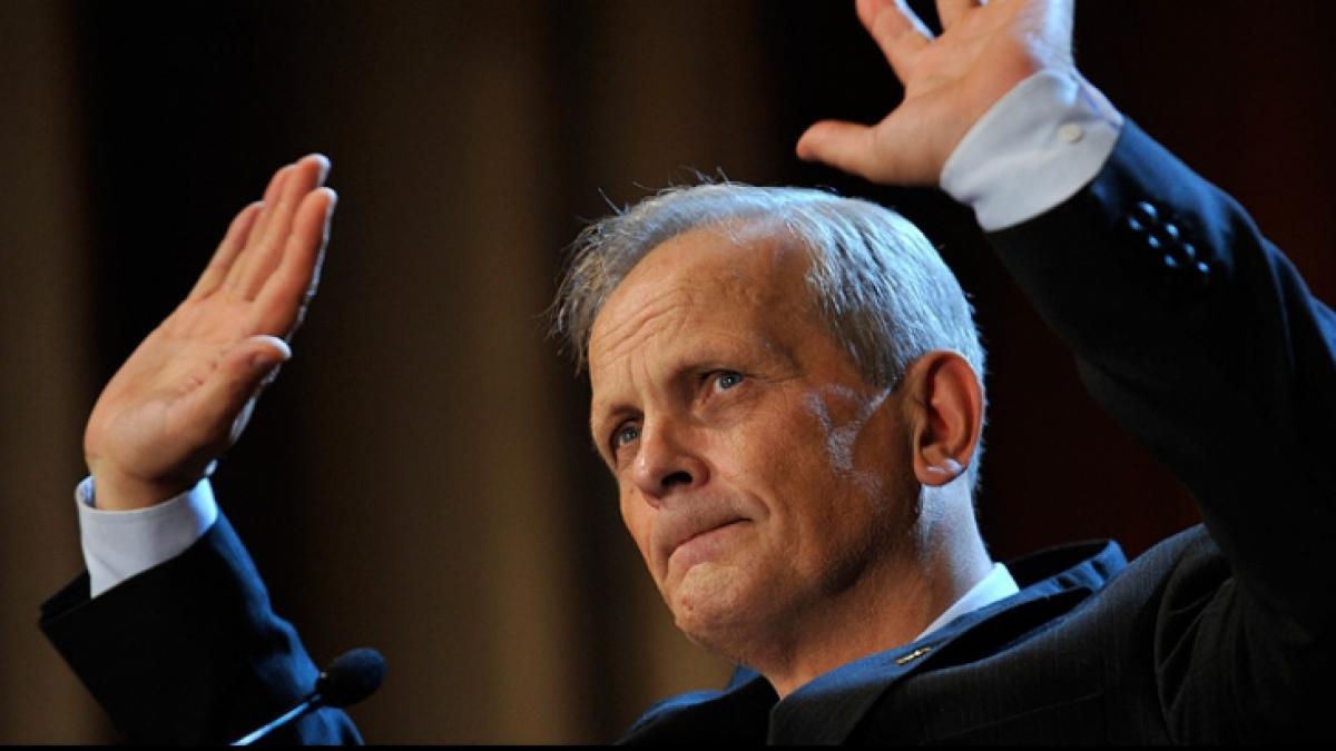 huiduit si la venire si la plecare ai furat tara stolojan si a luat carnetul de europarlamentar