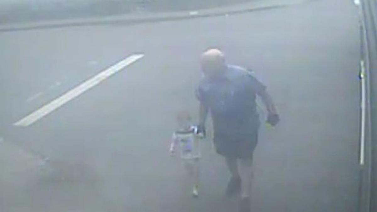 un sofer de autobuz din oregon a salvat viata unui copil de 2 ani ratacit pe o sosea intens