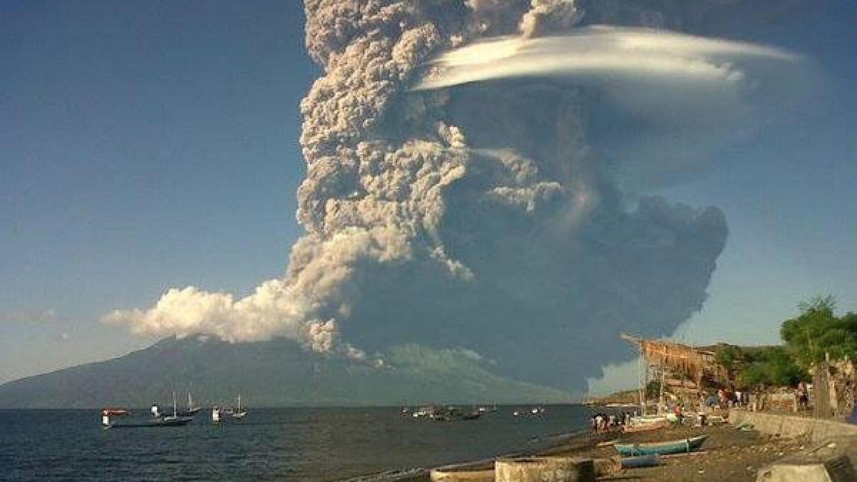 eruptie spectaculoasa in indonezia mai multe zboruri in regiune au fost anulate