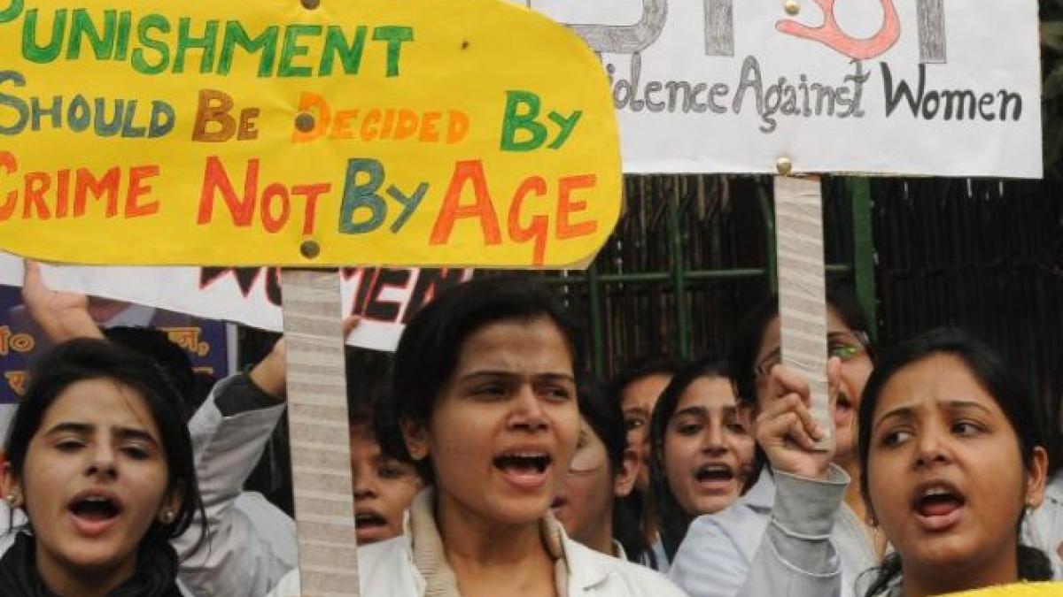 india doua adolescente au fost violate in grup si apoi spanzurate de un copac