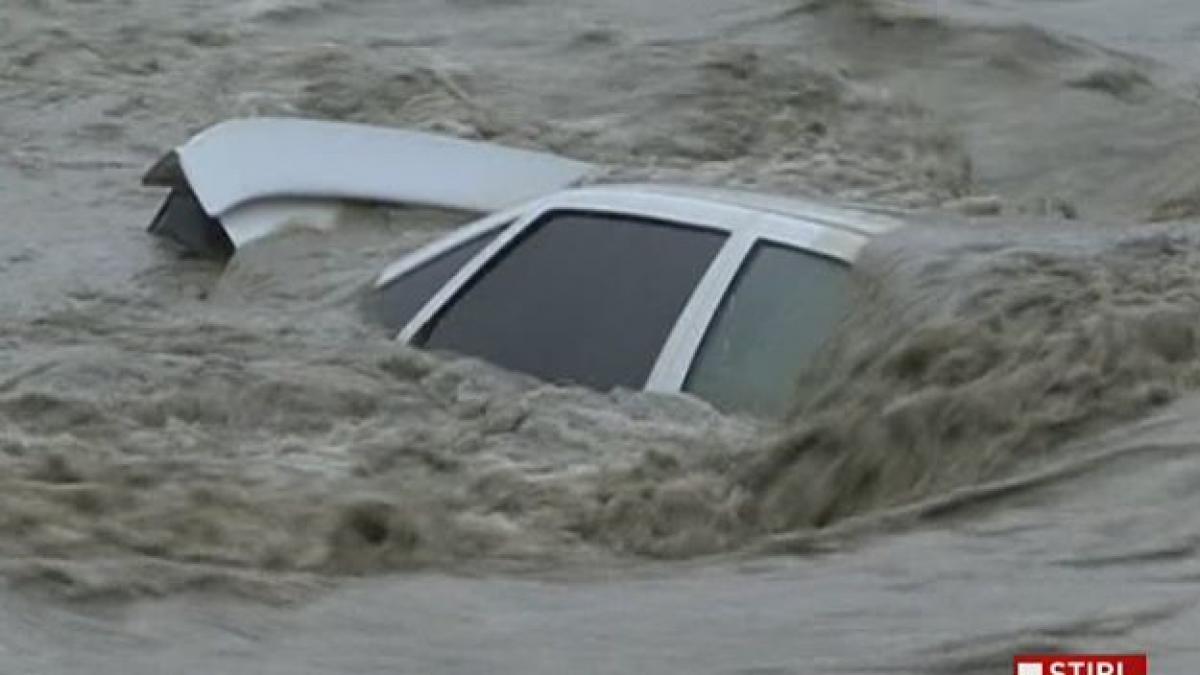 plonjon cu masina in raul putna din cauza vitezei soferul si sotia s au salvat in ultima clipa