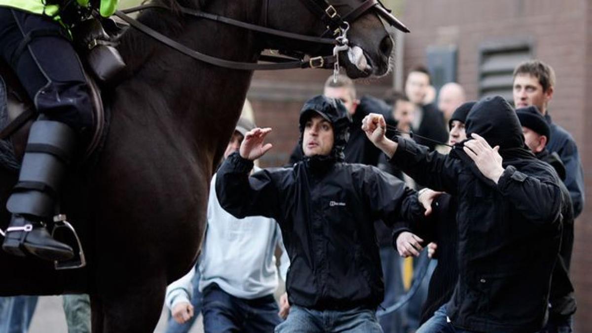 1400 de huligani britanici sunt obligati sa si predea pasapoartele ei nu vor putea participa la