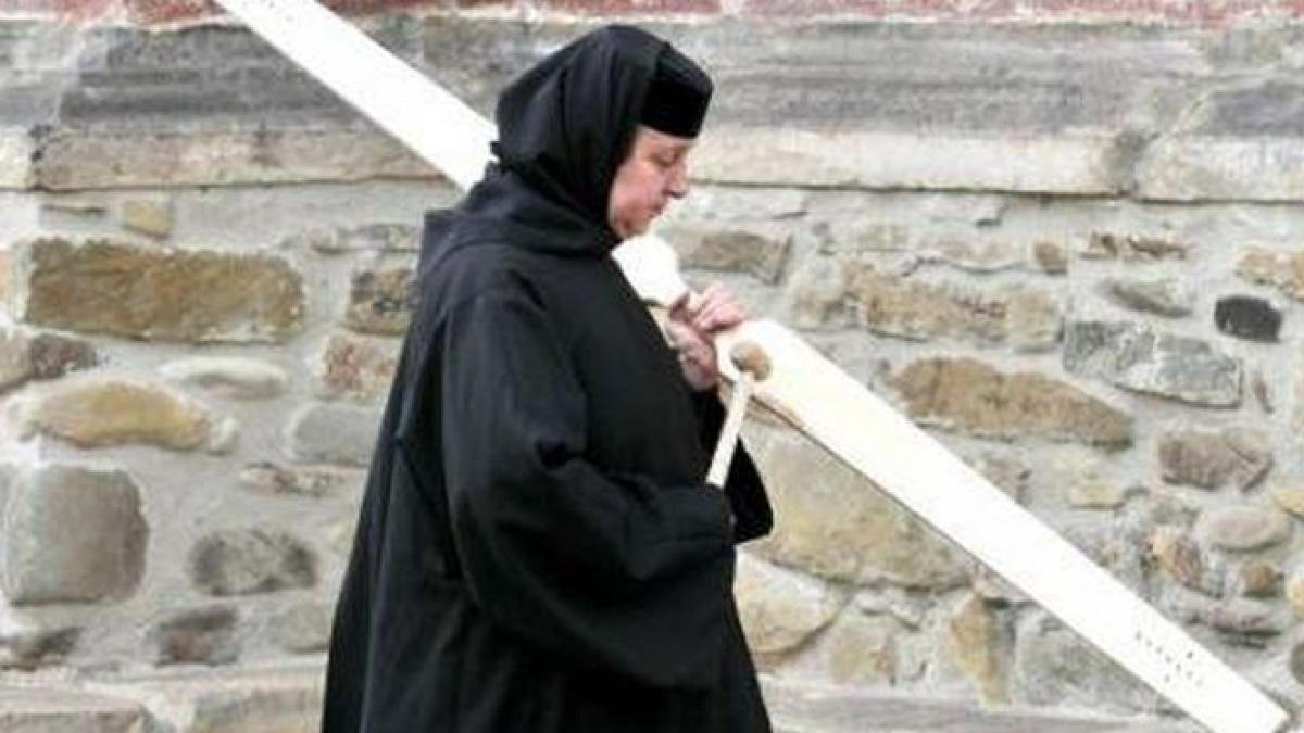 chiliile si biserica de la manastirea ratesti au inceput sa se darame din cauza ploilor