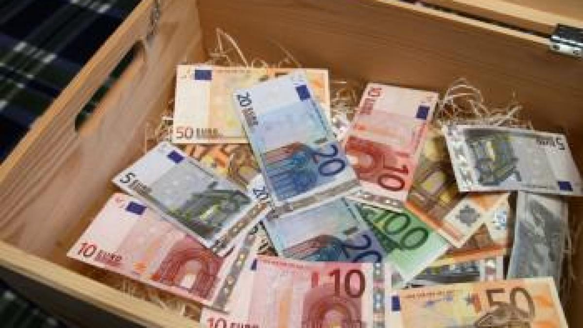 romanii nu au incredere in banci prefera sa tina banii la saltea