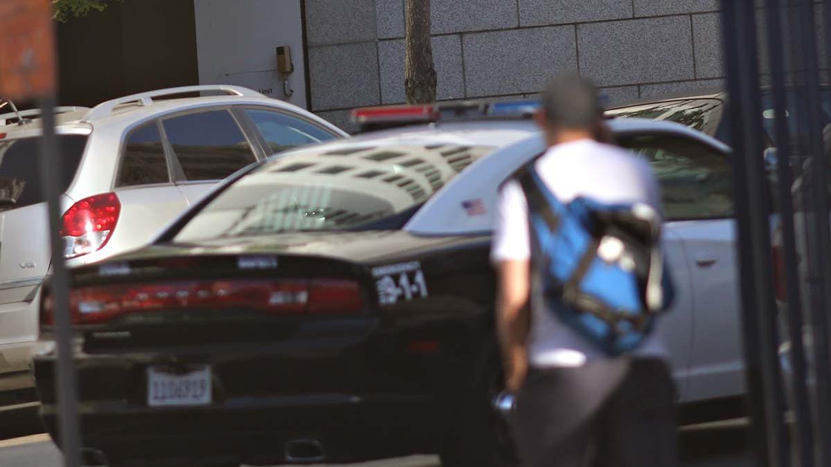 politia americana in alerta suspectul trebuie considerat ca fiind inarmat si periculos