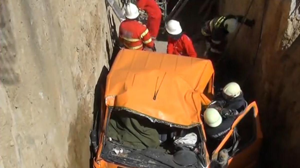 accident cumplit in iasi autoutilitara proiectata intr o groapa adanca de 10 metri de o soferita