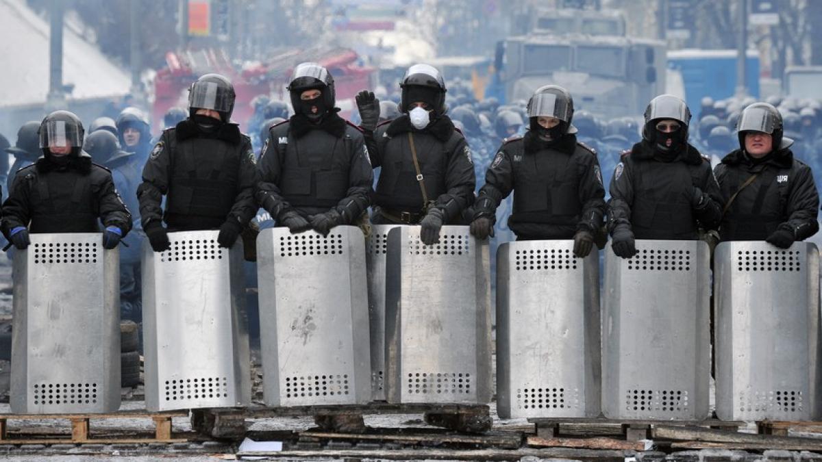 va fi instituita legea martiala este singura solutie