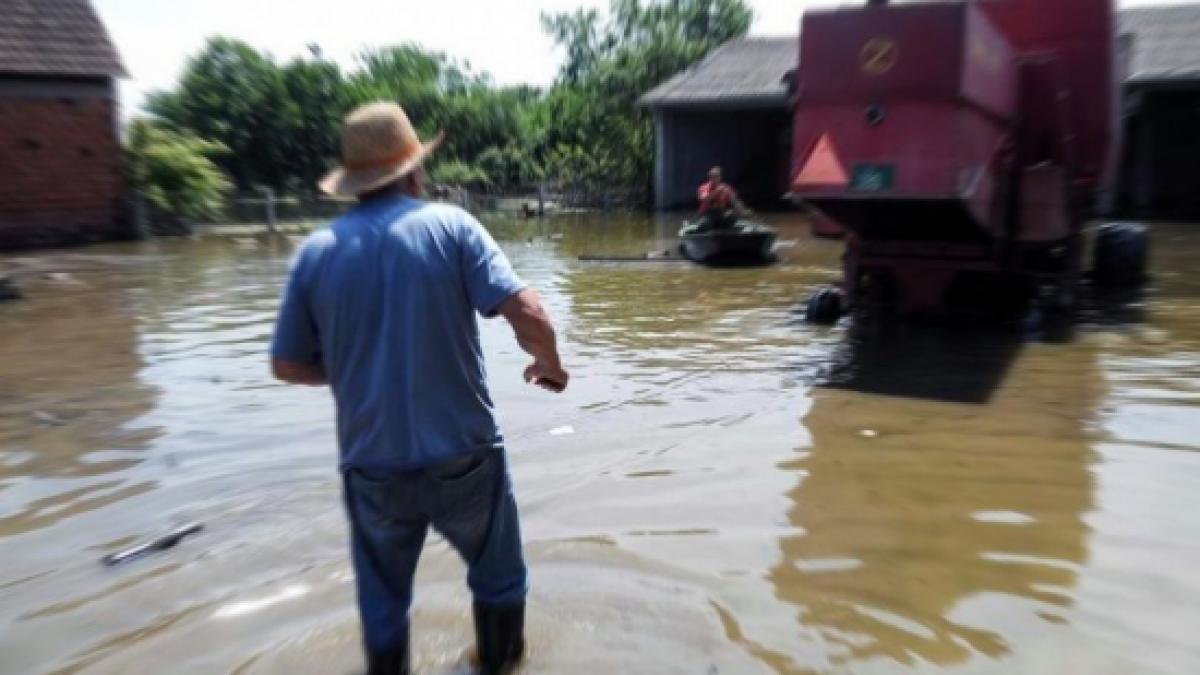 zeci de oameni din vrancea au ramas pe drumuri din cauza alunecarilor de teren