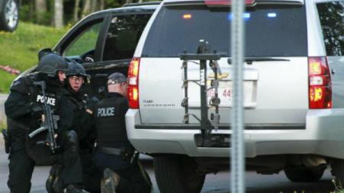 video canada trei politisti ucisi de un atacator inarmat autorul este cautat