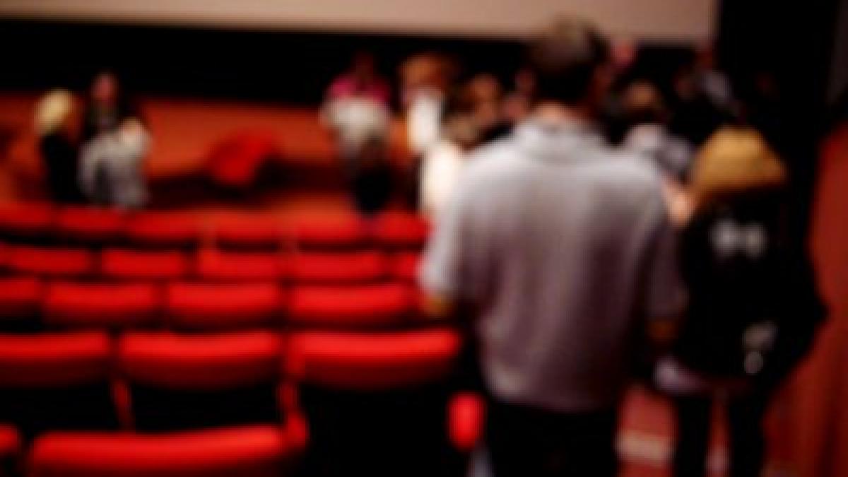 ce s a intamplat in momentul in care au intrat in sala de cinema toti spectatorii au incremenit ti