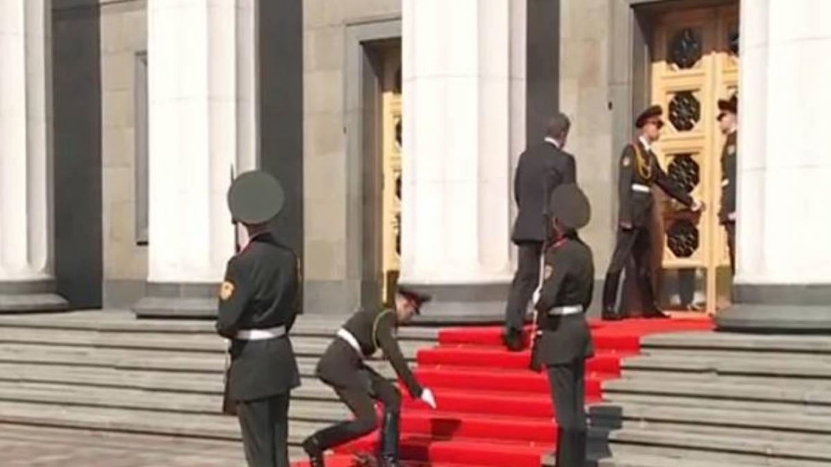 soldatul care a lesinat in fata lui porosenko va fi trimis sa lupte in donbass