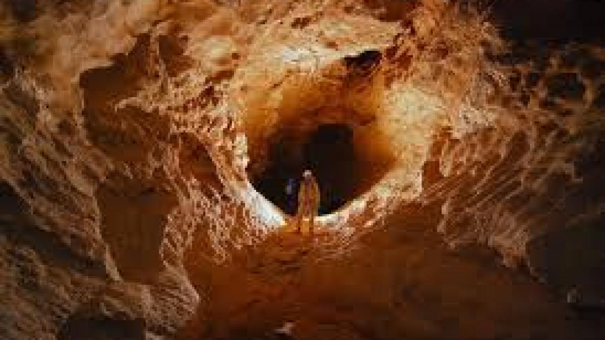 video ampla actiune de salvare a unui speolog ranit intr o grota la 1 000 m adancime in germania