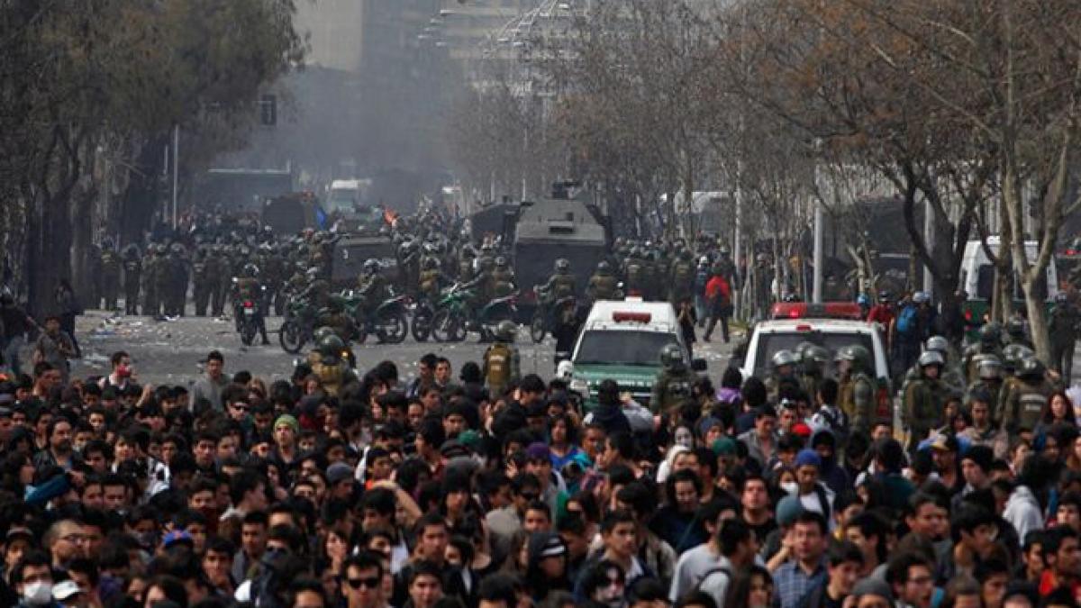 politia chiliana a reprimat un mars studentesc cu tunuri de apa si gaze lacrimogene