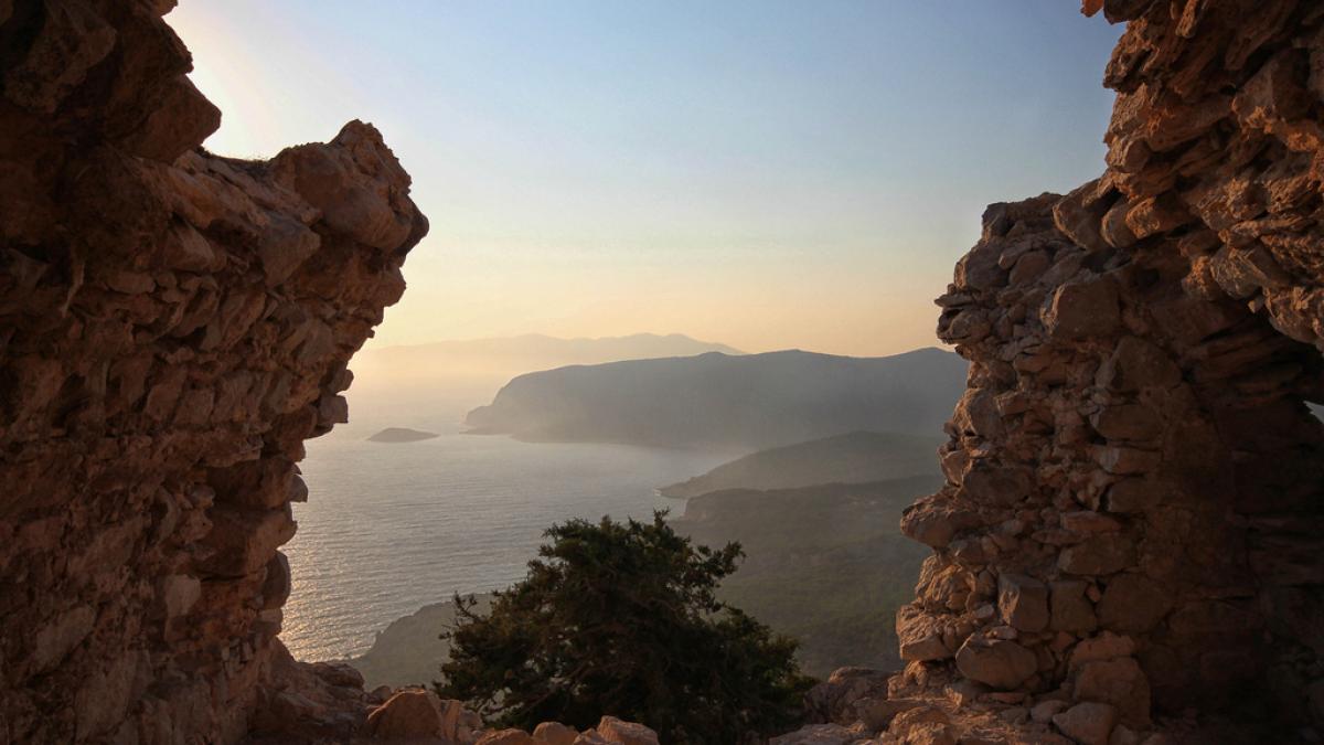 atmosfera medievala in monolithos din rhodos