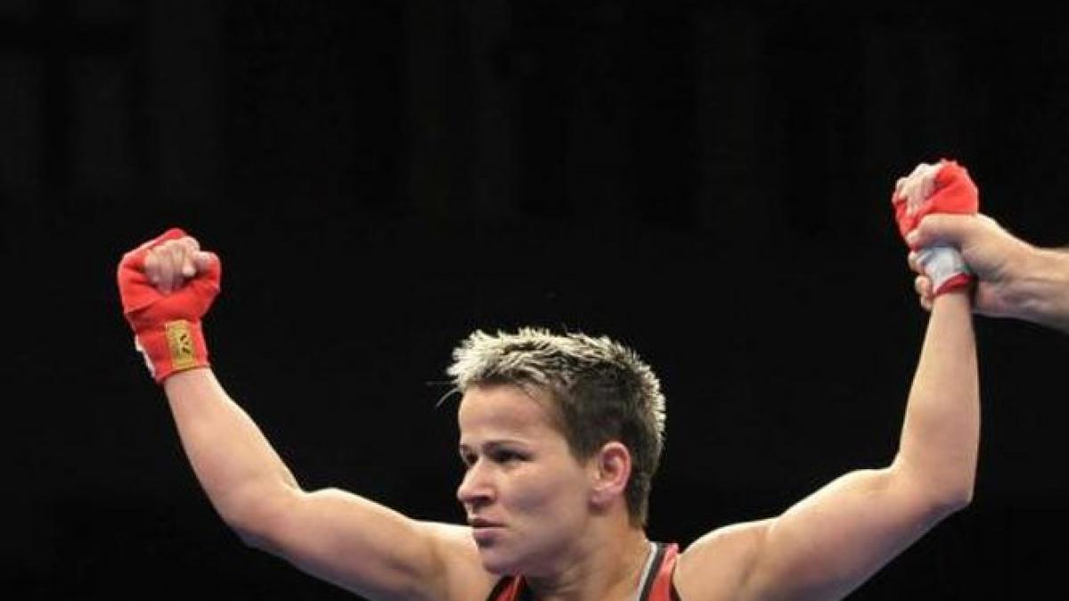 campioana la box data afara din casa steluta duta nu e normal ce mi se intampla