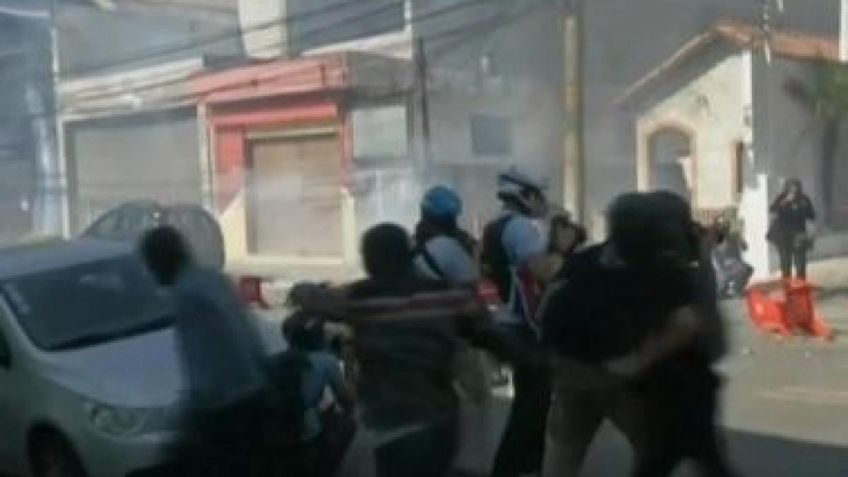 ciocniri violente la festivitatea campionatului mondial de fotbal trei jurnalisti au fost raniti