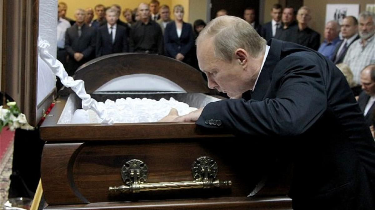 coroane funerare cu numele lui vladimir putin depuse la ambasada rusiei