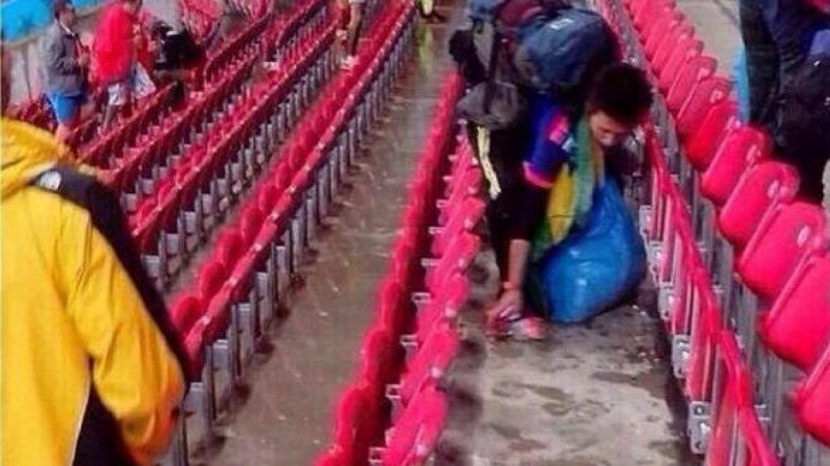 lectie uimitoare pe care au dat o mai multi suporteri japonezi dupa terminarea meciului sunt un