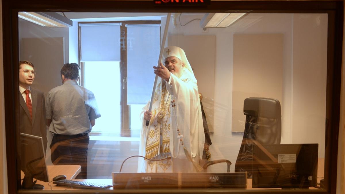 imagini de colectie cu patriarhul daniel a sfintit cu trafaletul televizoarele si radioul de la