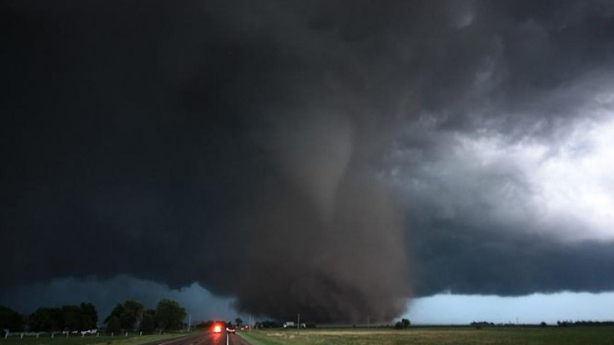 tornadele fac ravagii in nebraska cel putin 2 persoane au murit si alte 19 au fost ranite video