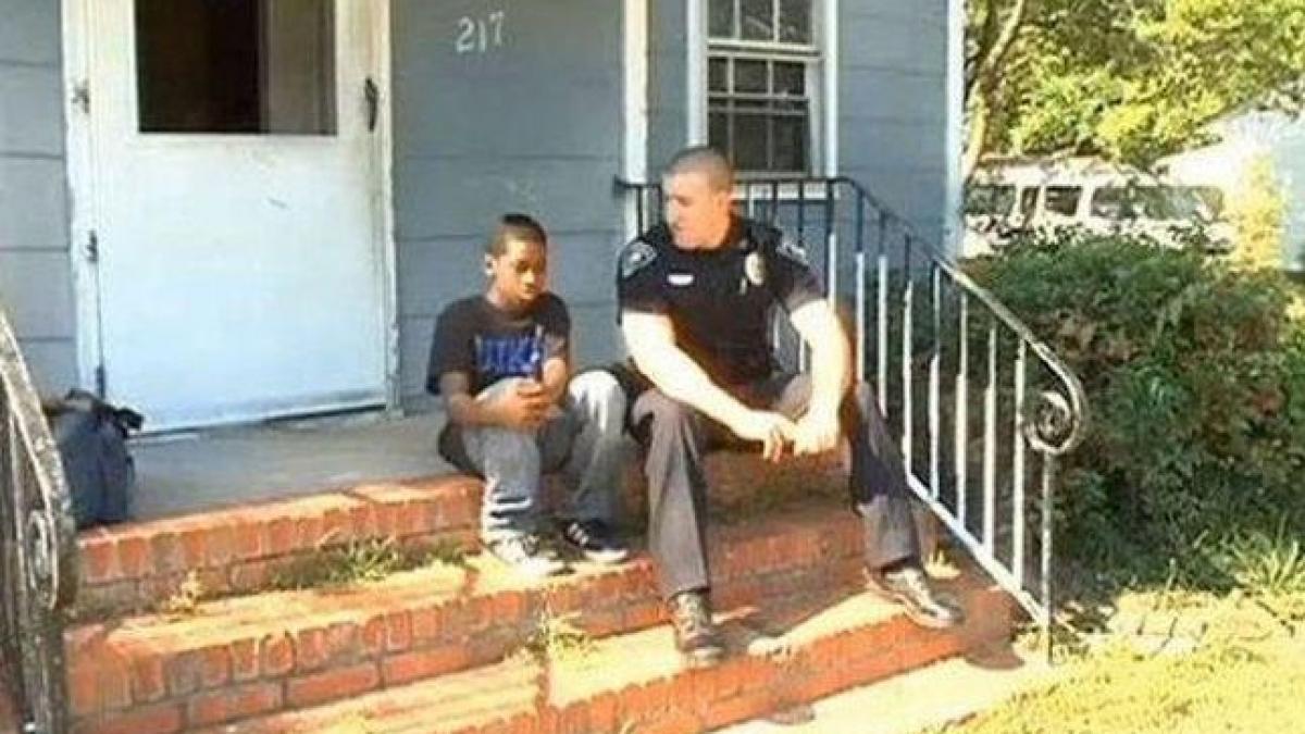 gestul emotionant pe care l a facut acest politist am raspuns unui apel la 911 nu stiam cine e