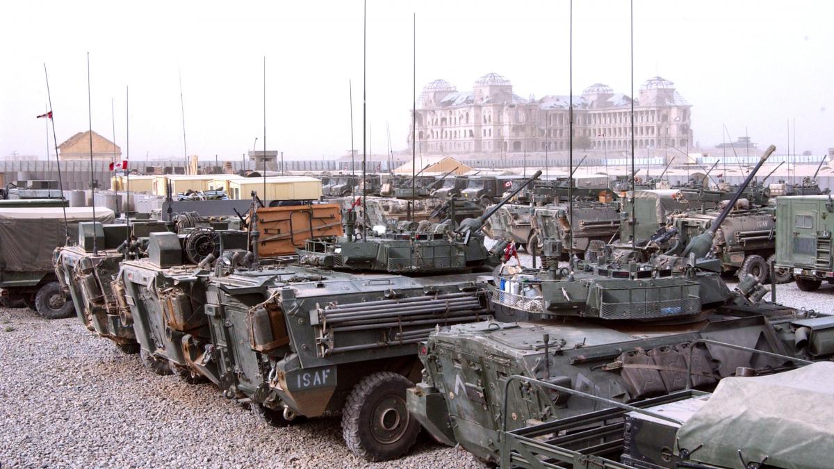 aproape 40 de vehicule nato distruse intr un atac al insurgentilor talibani in afganistan