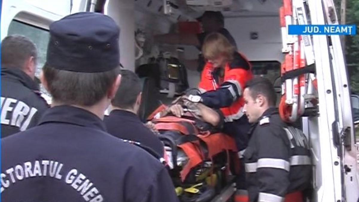 operatiune de salvare spectaculoasa un barbat a cazut intr o groapa de 6 metri