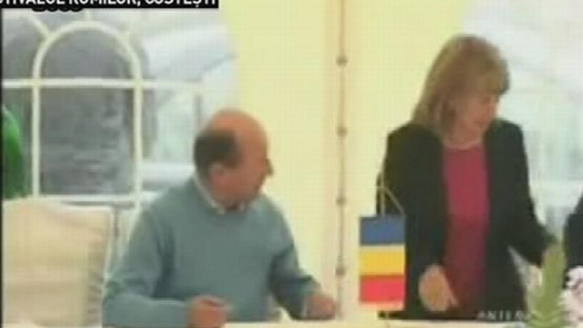 sinteza zilei prima doamna a romaniei umilita de traian basescu la festivalul romilor de la costesti
