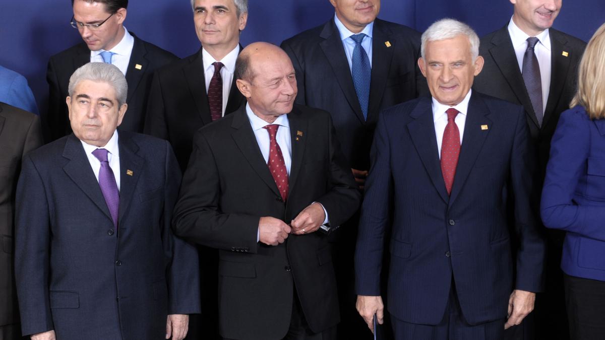 in plin scandal in care este implicata familia sa presedintele refuza sa il lase pe ponta sa mearga