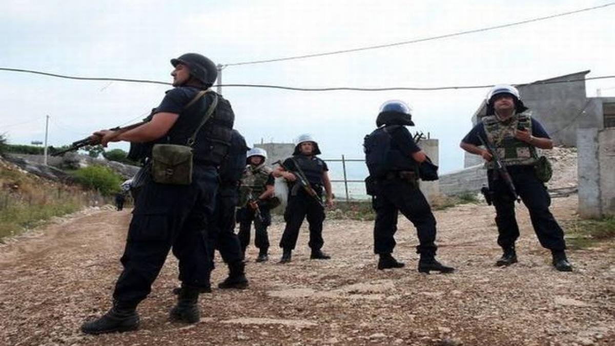 incursiune in forta in cel mai periculos oras albanez politistii s au luptat 4 zile cu localnicii