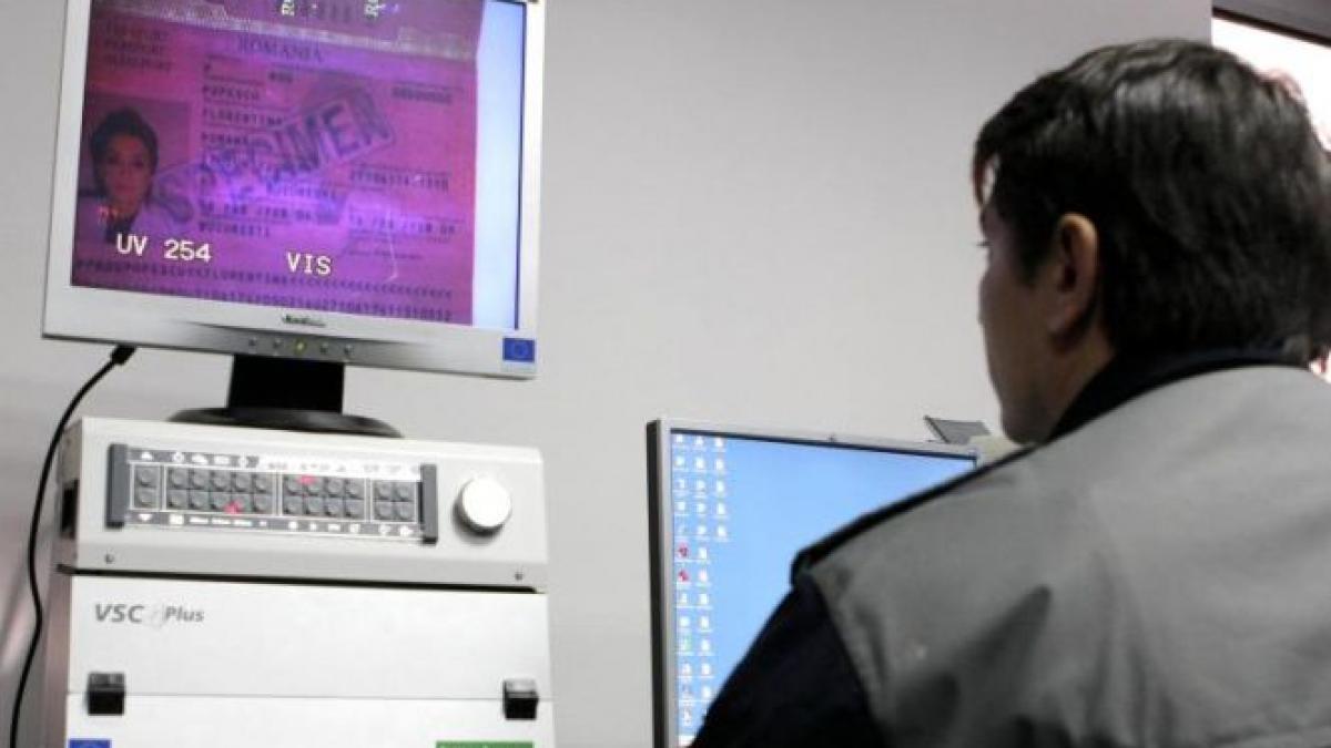 traian basescu respinge legea prin care seful politiei romane era numit de premier