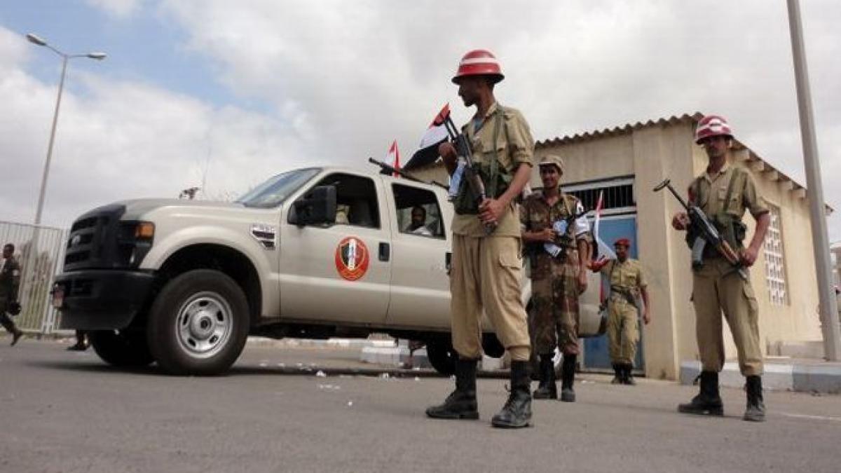 yemen un terorist sinucigas a atacat o baza militara si a ucis doi soldati