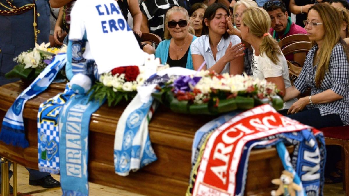 ciao ciro primarul din napoli si atacantul insigne l au condus pe ultimul drum pe suporterul