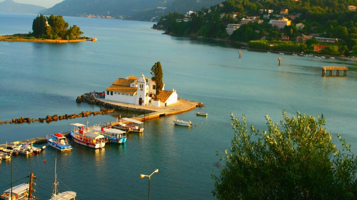 corfu intre orase moderne si sate pescaresti