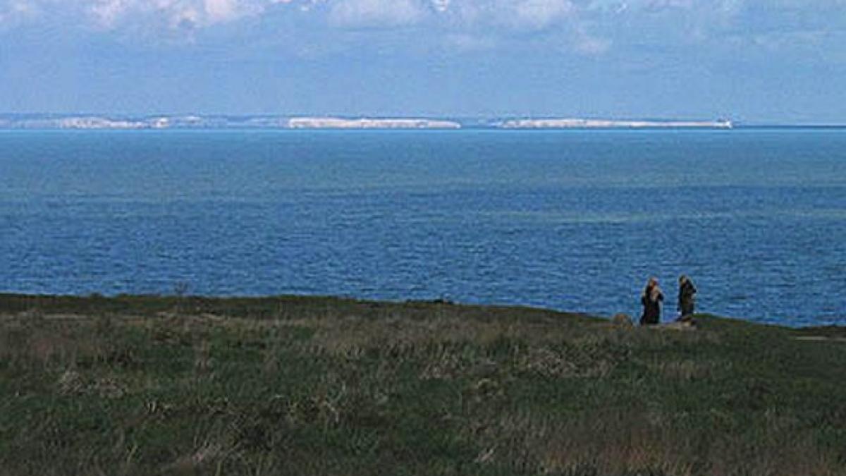 un roman si opt afgani imigranti clandestini au fost salvati in canalul manecii