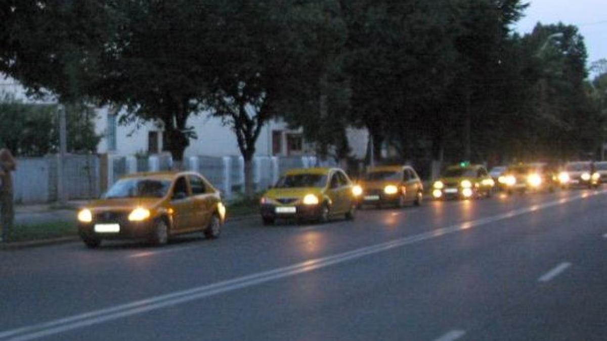 protest inedit flori si grafitti in gropile din drumurile galatene