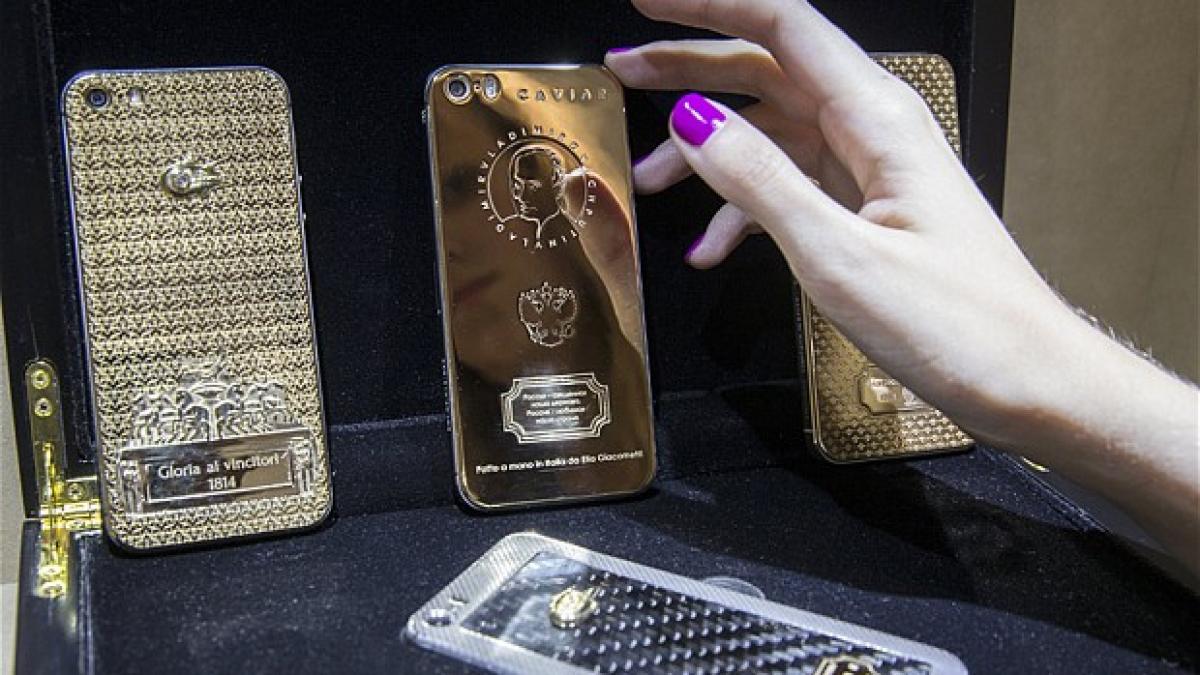 este cel mai controversat iphone a fost lansat in rusia si este pentru cei care frecventeaza