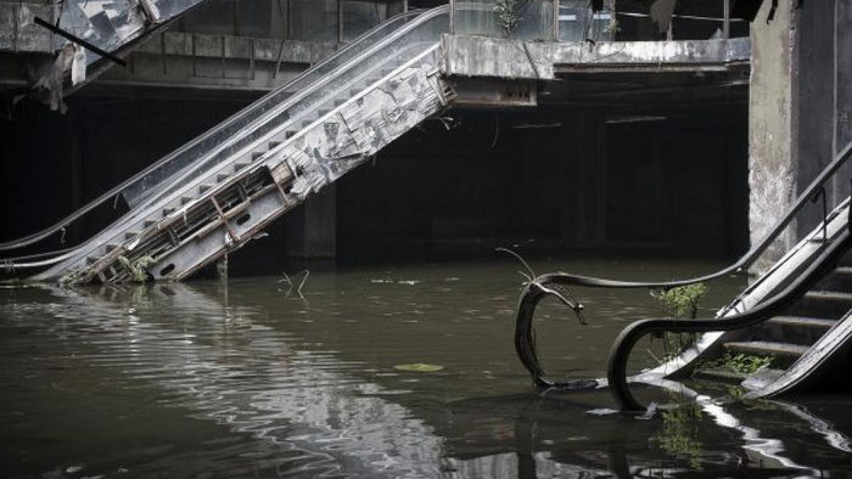 blestemul celui mai luxos mall acum este o ruina dupa ce a fost incendiat si inundat