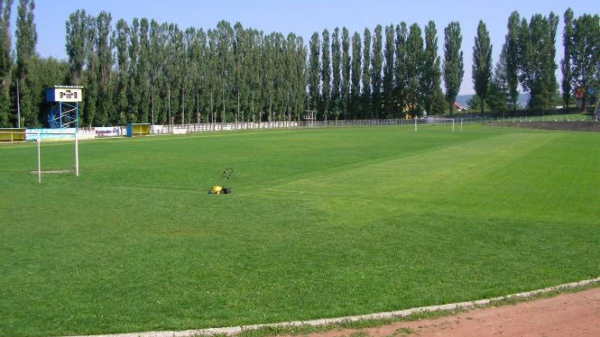 n are canalizare nici echipa de fotbal dar are stadion de peste 100 000 de euro o comuna din suceava