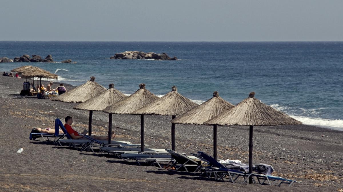 plaje in culori moderne in fermecatoarea insula santorini