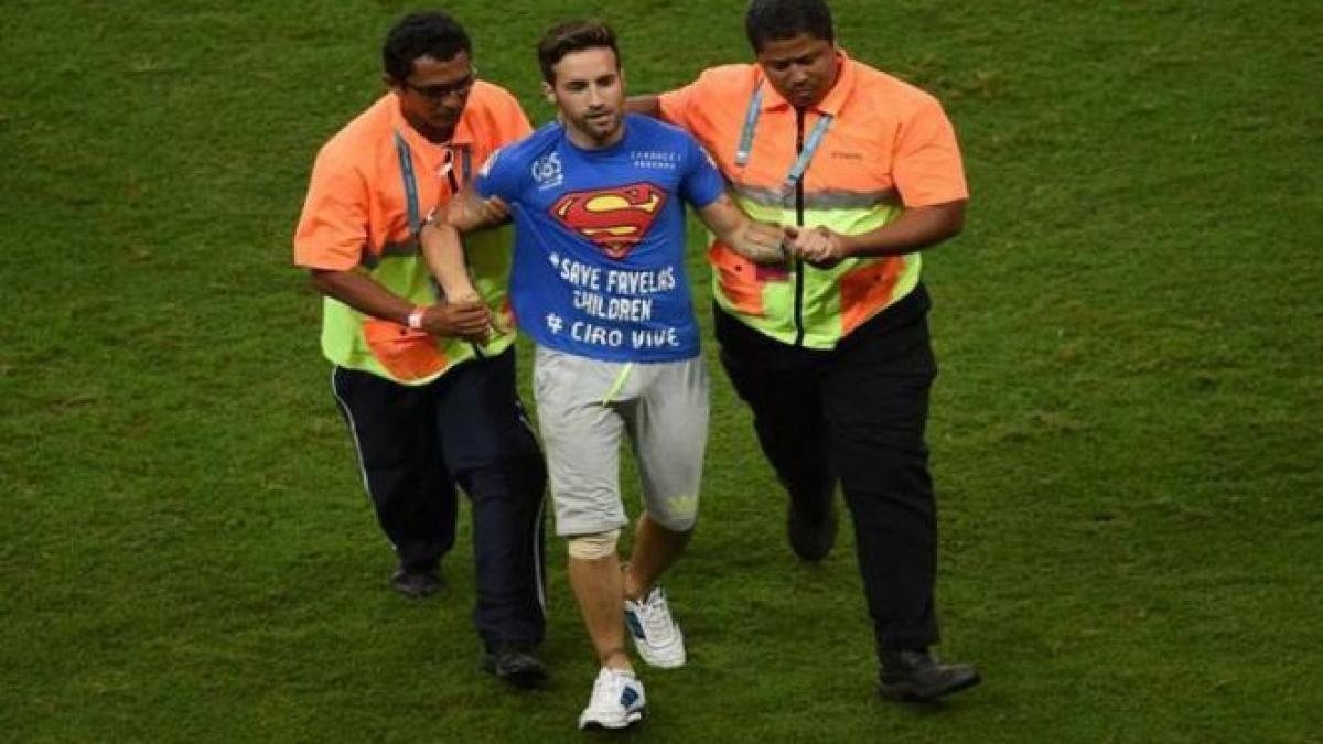 italianul care a intrat pe teren in timpul partidei belgia sua va fi expulzat din brazilia