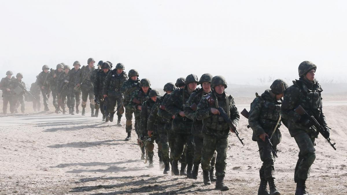 140317-ukraine-soldiers-drill-8a_81a059cba261ff440808715a4e520103.jpg