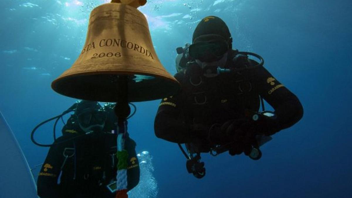 costa concordia cum arata acum interiorul navei scufundate