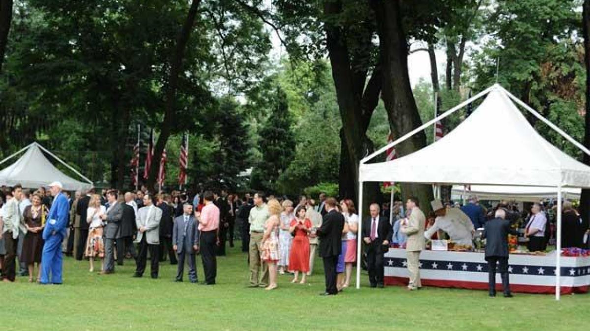 petrecerea de ziua americii de la ambasada sua umbrita de o furtuna vantul puternic si ploaia au