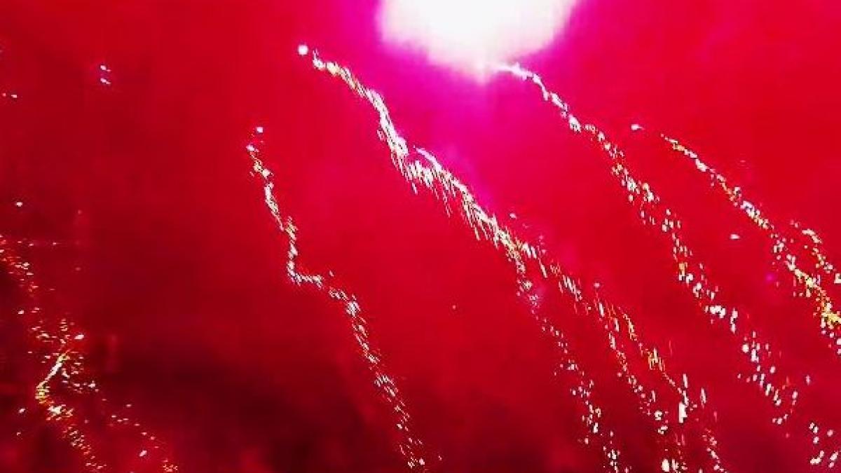 imagini senzationale din mijlocul unui foc de artificii filmate de o drona