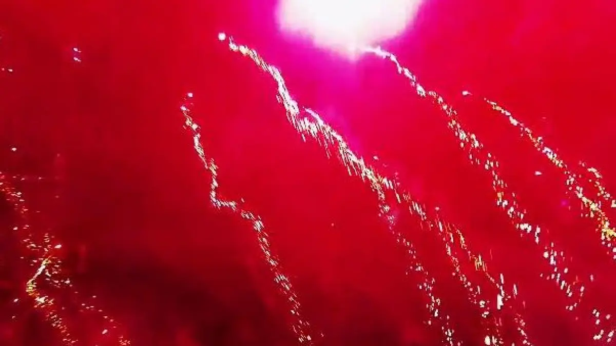 imagini senzationale din mijlocul unui foc de artificii filmate de o drona