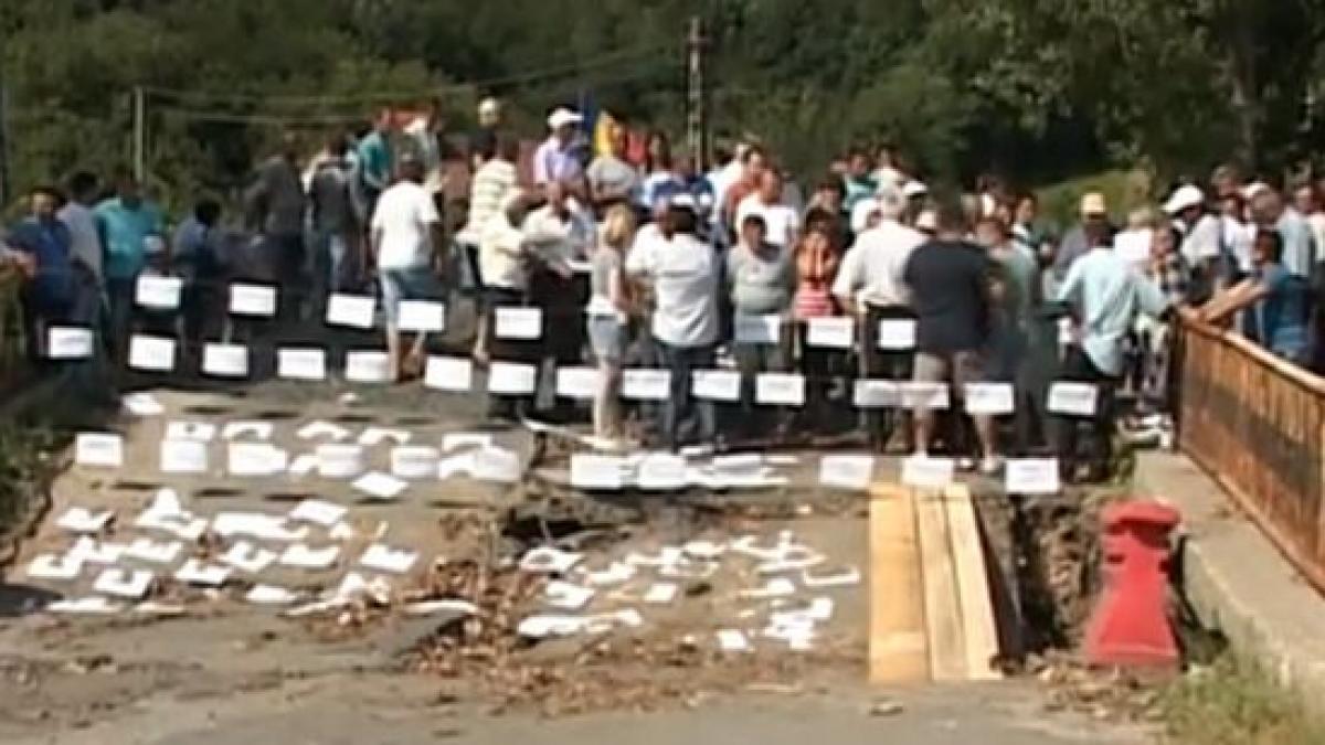 protest cu sceneta la podul daramat satenii din poiana lacului au aratat lumii ca nu mai accepta sa